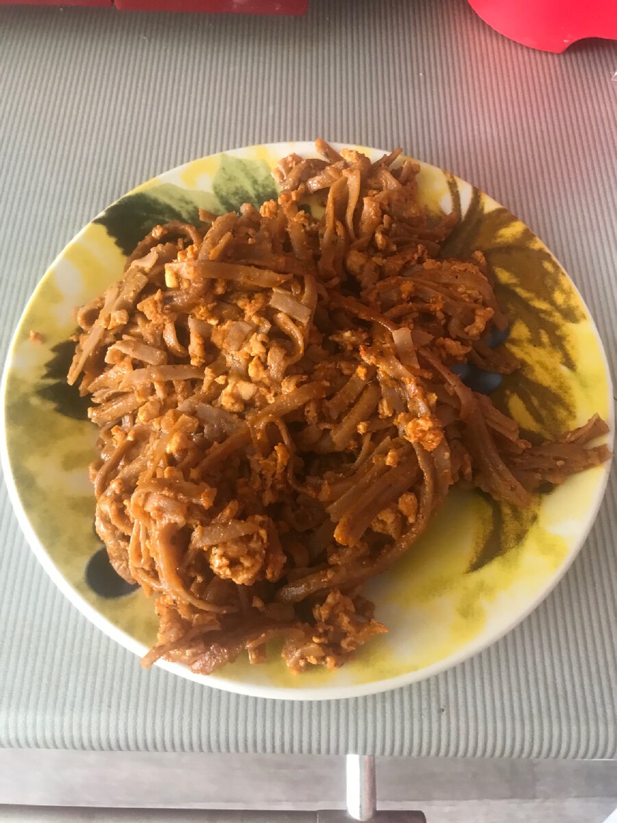 Гречневая лапша с обжаренным мясом со специями 