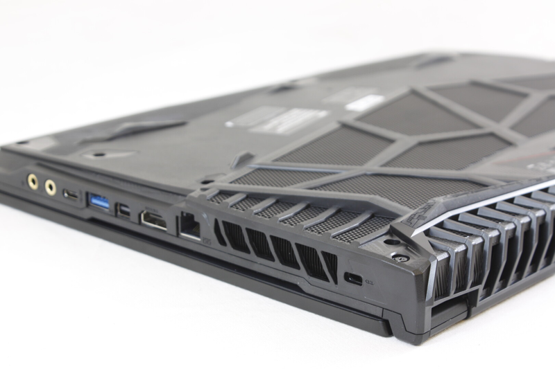 На картинке видна перфорация для охлаждения на крышке ноутбука. Также присутствуют три радиатора. Два - на фото, еще один расположен на другом углу ноутбука.