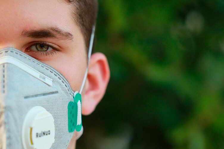 Уже  с 20 сентября в столице России планируют вернуть карантин и ввести  электронные пропуска – об этом в последнее время активно начали  циркулировать слухи. Но только Москвой они ограничиваются не всегда –  «стопроцентная информация» проникает в родительские чаты, группы в  социальных сетях в иных субъектах Российской Федерации. Про точную дату  начала второй волны ограничений, связанных с карантином, судачат между  собой граждане в транспорте. Давайте попытаемся понять, правда либо нет,  что с 20 сентября 2020 года в России начнется вторая волна  коронавируса, а государством вновь будет введен карантин – либо до  нового года, либо до весны следующего года.
Карантин в Москве и иных регионах с 20 сентября 2020 года – правда или вымысел?
Главное,  что абсолютно смущает во всех подобных ситуациях, даже если не  вдаваться глубоко в их смысл (об этом мы порассуждаем далее) – это то,  что они наделены всеми признаками обычной городской легенды. Запустить  которую при грамотном понимании предмета и сноровке (а также наличии  желания) сумеет любой студент второго курса факультета социологии  приличного вуза.Все  главные признаки простой городской легенды в слухах о второй волне  карантина с 20 сентября 2020 года видны невооруженным глазом:Передача  по принципу «из уст в уста» – в эпоху интернета быстрота  распространения любой информации увеличивается многократно, про якобы  готовящуюся вторую волну карантина говорят в родительских чатах и  районных пабликах.
Ссылка  на знакомого своего знакомого – источником, на который ссылаются, как  правило, является «знающий человек», скажем, из местного департамента  образования. Он может являться другом двоюродного брата либо двоюродным  братом друга – приблизительно таким образом.
Правдоподобность и игра на страхах современного человечества.
Предупреждение  об опасности, порой – просьба предупредить о ней других людей (хоть  просить не обязательно – множество людей с удовольствием делятся  шокирующим контентом самостоятельно).
Уже  только этих моментов достаточно, чтобы не уделять много внимания  разговорам о второй волне карантина с 20 сентября 2020 года до зимы или  до весны. Это как верить в зараженные ВИЧ иглы в креслах кинотеатра либо  в то, что COVID-19 распространяют радиоволнами через вышки 5G.Однако все-таки включим здравый смысл и попытаемся проанализировать волнующий граждан слух в критическом направлении.Будет ли вторая волна коронавируса в России и введут ли новый карантин
Возможность  возникновения второй волны пандемии и привязанного к ней карантина  является отдельной историей. Естественно, исходить из подобной  вероятности возможно, однако подобный сценарий не обязательно может быть  основным. И уж наверняка не следует подозревать государство в том, что  оно планирует какие бы то ни было меры именно 20 сентября либо в иную  дату.В  первую очередь, это не тот случай, когда определенный заговор являлся  бы выгодным российским властям. Одно дело – поставить задачу сохранения  Владимира Путина у власти пожизненно и начать переписывать ради этого  Конституцию, пряча поправку, ради которой все затевалось, защитой  животных и русского языка. Совсем иное – готовить карантин, вводить  который никто в действительности не желает.
Экономика  России серьезно провисла весной, и еще один карантин если не добьет ее,  то проблем добавит абсолютно наверняка. Карантин начнут вводить лишь в  том случае, если альтернатива будет еще хуже. Скажем, лазареты  переполнятся, а умерших от вируса не смогут вместить морги, как это  случилось в ряде европейских стран. Однако весной ничего похожего не  произошло, не обязательно подобный коллапс случится осенью, когда  коронавирус тщательно изучается.Однако удар карантина по отечественной экономике – это полбеды. Куда хуже для российских властей последствия политические.Во  время весеннего карантина рейтинг властей и лично президента Путина шли  уверенно вниз. Чего, кстати, не было почти нигде в остальном мире –  поддержка властей, принимавших действенные меры, в большей части  развитых стран исключительно росла.Оказавшись  на карантине, множество граждан, как правило занятые работой и бытовыми  хлопотами, чуть огляделись кругом. У многих открылись глаза на то, как  власть их поддерживает (практически никак), что дает и что забирает.Уходить  на вторую волну карантина не желают ни обычные граждане, ни  государство. И последнее наверняка не готовит каких-либо ограничений аж  через 1,5 месяца. Это не является логичным и абсолютно абсурдно.
Может  ли случиться еще один карантин осенью либо зимой? Да, может. Подобный  риск необходимо закладывать в собственные планы всем нам. Обязательно ли  данный карантин будет введен? Нет, не обязательно – государство не  желает его еще больше, чем мы - граждане. Верить ли слухам о карантине с  20 сентября либо иной, более отдаленной даты? Абсолютно точно нет, люди  всего лишь развлекаются распространением фейковой информации.