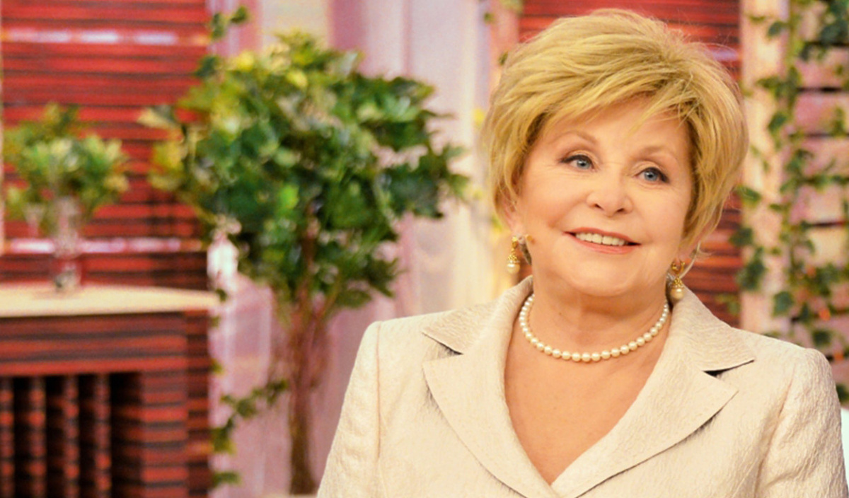 Биография: 
Ангелина Вовк родилась 16 сентября 1942 года в маленьком поселке в Иркутской области. Шла Вторая мировая война, и там находилась военно-воздушная база, где ее отец служил летчиком-истребителем. После авиакатастрофы он чудом остался жив и летал уже в личном экипаже маршала Тимошенко. В итоге он все равно не ушел от своей судьбы - разбился. В югославских горах их экипаж в полном тумане доставлял целую группу генералов на какое-то секретное совещание. В районе местечка Овала самолет в тумане врезался в горы. После его гибели семья вместе с двухлетней Ангелиной уехали в Москву.
Школу будущая телеведущая заканчивала в районе московского аэропорта Внуково и ориентировала себя на Институт иностранных языков имени Мориса Тореза. Как у всякой девочки, круг ее интересов был достаточно широк. Она хотела стать балериной, певицей, врачом, стюардессой (аэропорт Внуково все-таки) и, наконец, переводчицей. Не было тогда каких-то особых возможностей для развития необходимых навыков и знаний, которые сегодня есть у детей состоятельных родителей. Зато везде и всюду были бесплатные кружки: Ангелина увлекалась спортом, ходила в танцевальный и драматический кружки, а потом - в драматическую студию при Дворце пионеров на Новослободской.

В девятом классе участвовала в конкурсном телевизионном отсмотре на Шаболовке. Первый тур прошла успешно - читала 'Тупейного художника' Лескова. Но на втором туре решила показать монолог Натальи перед попыткой самоубийства из 'Тихого Дона' Шолохова. Разумеется, ей не хватило ни женского опыта, ни драматизма. Поэтому ей сказали: 'Ты девочка, конечно, хорошая, но приходи к нам, когда окончишь школу'. Ангелина, как ни странно, ничуть не расстроилась. Продолжала ходить на курсы английского языка на Арбат. Ее педагог с курсов жила как раз в Собиновском переулке, где ГИТИС. Она часто приглашала девочку к себе домой и однажды Ангелина, идя с курсов мимо ГИТИСа, увидела объявление о приеме. Так как экзамены в иняз были позже, девочка решила попробовать поступить на актерское отделение. Попробовала - и поступила. Хотя в душе видела себя стюардессой и даже сделала несколько пробных полетов именно как стюардесса, но потом ее мама резко передумала: 'Папа разбился, вот я и за тебя боюсь!'.

Ангелина выросла в лесу, и в ней, видимо, было что-то такое, чего не было в окружающей жизни. Она была худенькая и стройная красавица с длинными белокурыми (натуральными) волосами и серо-голубыми глазами. Как раз в то время на широких экранах прошел фильм 'Колдунья' с Мариной Влади в главной роли. Этот образ стал необычайно популярным. Когда она шла по улице, молодые люди разворачивались на 180 градусов и шли за ней по пятам.
Именно в ГИТИСе Ангелина познакомилась с первым мужем, своим однокурсником Геннадием Чертовым, в которого были влюблены все девушки курса. Он стал ее первой любовью. У него была удивительно романтическая внешность. Хотя производил впечатление достаточно неприступного человека: такого закрытого и замкнутого. Среди студентов он смотрелся романтическим героем и неразгаданной личностью. Ангелина влюбилась в него буквально с первого взгляда еще до начала занятий, когда всех усадили в автобус и повезли в колхоз копать картошку. Когда она уже сидела в автобусе, он вошел. И сердце ее разбилось на мелкие кусочки. И хотя у Гены был роман с другой девушкой, Ангелина его любила все равно. Потом получилось так, что и он ее тоже полюбил. В итоге к концу института они решили пожениться. А окончив ГИТИС, Ангелина почти год снималась в Крыму в кино у известного поэта и начинающего кинорежиссера Григория Поженяна. Он играл героя-моряка, Ангелина - его невесту. Несмотря на интересный сюжет, фильм получился скучным и не принес актрисе удовлетворения. Тем более Геннадий был категорически против того, чтобы его молодая жена моталась по киноэкспедициям. Ангелина вернулась в Москву и обнаружила, что все театры укомплектованы. Муж постоянно твердил ей: "Будешь на съемках месяцами пропадать. А в театре ты работать не сможешь, там интриги, ты со своим характером не выживешь. В театре нужны зубы и когти". Он мечтал, чтобы они работали вместе.

Осенью 1968 года открыли Институт телевидения при Гостелерадио. Дикторов тогда еще не набирали, зато набирали режиссеров. Ангелину Вовк туда приняли. Проучившись там год и придя на Шаболовку на режиссерскую практику, она вдруг поняла, что телережиссером быть не сможет.В итоге Ангелина месте с мужем окончила курсы дикторов и оба попали в дикторский отдел Центрального телевидения.
Ангелина очень любила своего первого мужа, они прожили в браке 16 лет. Но постепенно оба стали осознавать, что брак дал такую трещину, которая только разрастается. В связи с большими проблемами со здоровьем (Вовк перенесла несколько операций) у них не было детей. Отсутствие детей ускорило процесс отчуждения между супругами, и это, в конце концов, привело к разводу.

Вторым мужем актрисы стал чех Инрджих. Ангелина Вовк снималась в Чехословакии в фильме по изучению русского языка - тогда такие передачи были в каждой социалистической стране. А Индржик делал декорации для передачи, он был художником и архитектором по образованию. Никто его не называл красавцем, но он на всех производил неизгладимое впечатление. В Чехии тогда уже вовсю шла перестройка и активно поднимал голову капитализм, и он, модный художник, мог позволить себе приезжать на съемки каждый раз на новой машине. Причем машины предпочитал не рядовые, а раритетные. Автомобили были его страстью, и он обожал их менять на протяжении всей жизни. Однажды Ангелина заметила, что этот человек просто не сводит с нее глаз. Она удосужилась посмотреть на него, а дальше - как в кино: 'Глаза их встретились, и они долго-долго смотрели друг на друга'. Когда они гуляли по Праге, Индржих показывал ей места неземной красоты, замки, площади. Но съемки закончились, и актриса уехала в Москву. Он звонил ей каждый день и говорил, что жить без нее не может. В конце концов он примчался в Москву на машине. Ангелина подумала, что это судьба. Они поженились. Он мечтал, чтобы она переехала в Прагу, и отстроил удивительной красоты палаццо на самой высокой точке Праги, и дом этот весь утопал в акациях. Он дарил ей много дорогих вещей, которые актриса тут же продавала (благо желающие их купить выстраивались в очередь): требовались бешеные суммы, чтобы оплачивать телефонные разговоры с Прагой.

Ангелина летала в Чехословакию только раз-два в год, больше не разрешалось. Их дом был недалеко от аэропорта, и уже из самолета она видела любимого. Актриса никак не могла решиться уехать в Чехословакию насовсем. Работа, мама, сестра, брат - все это держало ее в Москве. И Индржих никак не хотел переезжать в Советский Союз. Так и продолжался их брак 13 лет... У Ангелины и в этом браке не было детей. Индржих предлагал взять на воспитание ребенка, особенно после армянского землетрясения 1988 года. Он говорил жене: 'Возьми любимые книги, картины, возьми ребенка и приезжай навсегда!', но не получилось. Она не приехала. А потом узнала, что у ее мужа другая женщина. Ее это не удивило - Индржих всегда был завидным женихом.
Ангелина Вовк "выросла" из тети Лины из "Спокойной ночи, малыши!" в бессменную ведущую "Песни года"... Но молодежь по-прежнему воспринимает ее не как обыкновенную телеведущую, а чуть ли не как няню Арину Родионовну. Она превратилась из коммунистки в последовательницу учения Лазарева. Лекции этого человека актриса считает самым светлым событием в своей жизни.

С возрастом Вовк прибавила кокетства своему облику: отстригла челку, позволяет себе декольте, тогда как раньше телевизионных ведущих водили скопом в ГУМ в специальный отдел для партийных жен и "выкидывали" одинаковые костюмчики с застежкой под горлышко.
Много чего изменилось за эти годы, но самой телеведущей кажется, что душой она не изменилась, не постарела. "Иногда мне даже стыдно бывает, насколько молодой я себя ощущаю - признается в одном из интервью Вовк,- Ни о каких обидах и разочарованиях в жизни предпочитаю не вспоминать, я всех давно люблю и за все в своей судьбе благодарна Богу. Особенно за ту великую любовь, которую мне довелось испытать как женщине. И пережить ее дважды, заметьте! А это, поверьте, дорогого стоит." Ангелина Вовк занимается общественной деятельностью. Ежегодно летом во Всероссийском детском центре «Орлёнок» на берегу Чёрного моря проводит детский музыкальный фестиваль «Песенка года», автором которого является. Является президентом Российского фонда культуры и искусства, поддержки детского творчества.