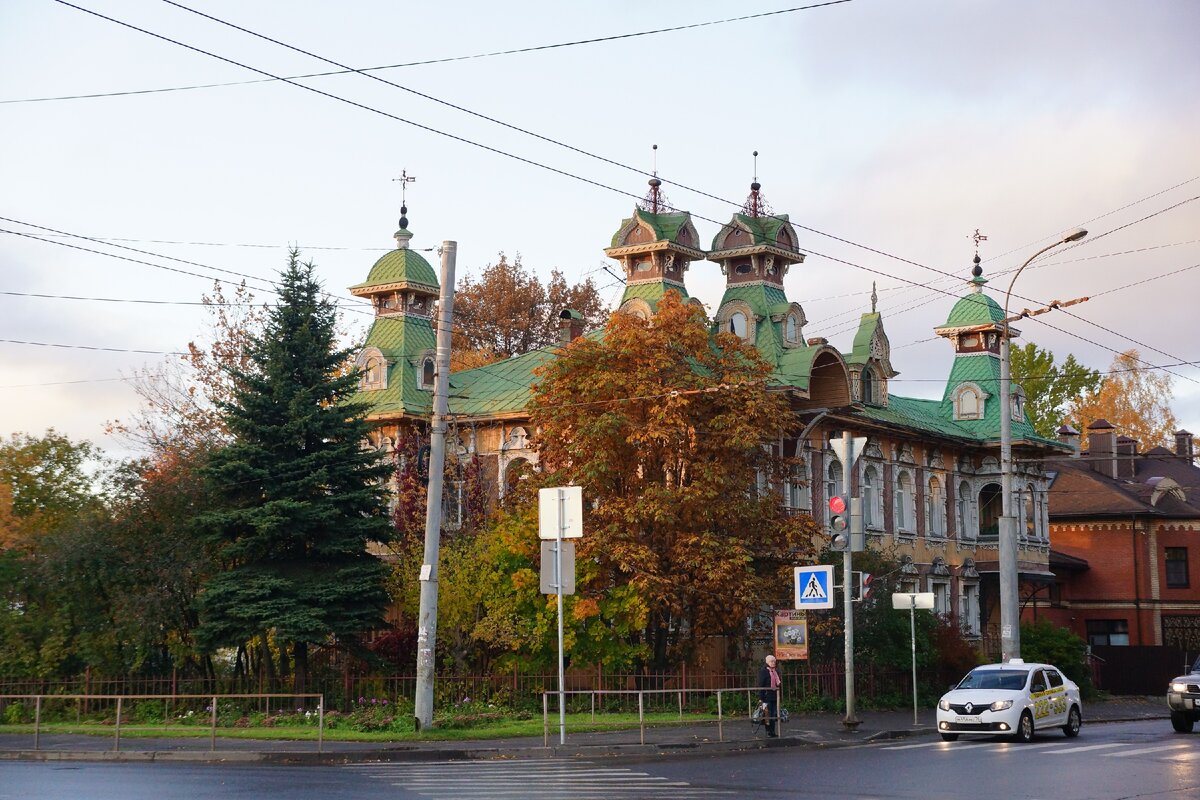 Вид на Дом художников с перекрестка улиц Пушкина и Плеханова