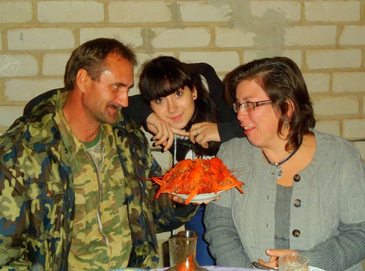 Меня угощают вареными раками, которых я терпеть не могу. 