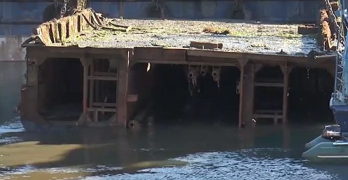 Подъем плавпричала и катера со дна Балаклавской бухты. Фото: epp.genproc.gov.ru.