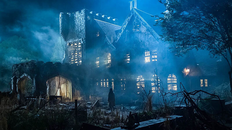 Нелл приезжает в особняк уже взрослой, через четверть века