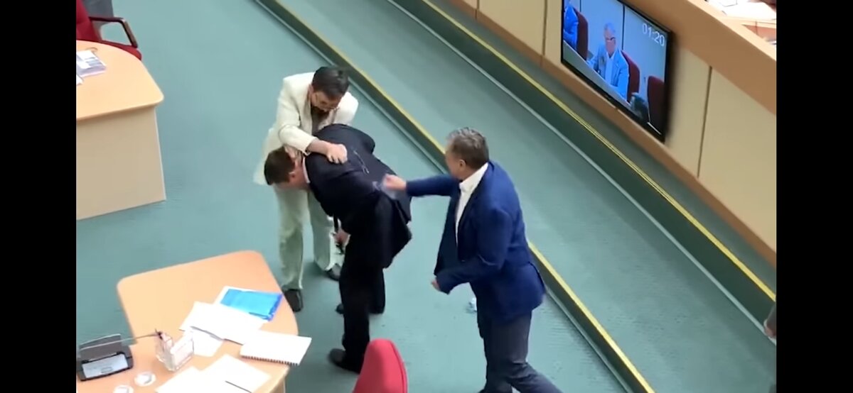 Один нагибает, другой обливает водой) 