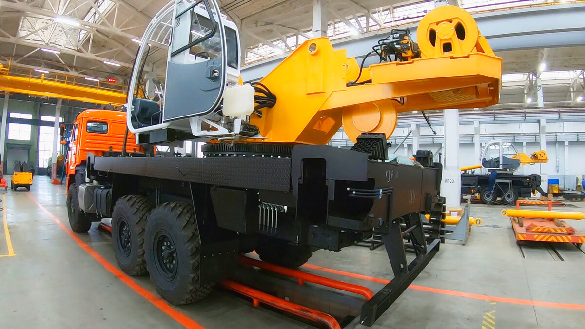 Очень чисто и светло, как то даже и не верится что это машиностроительное производство