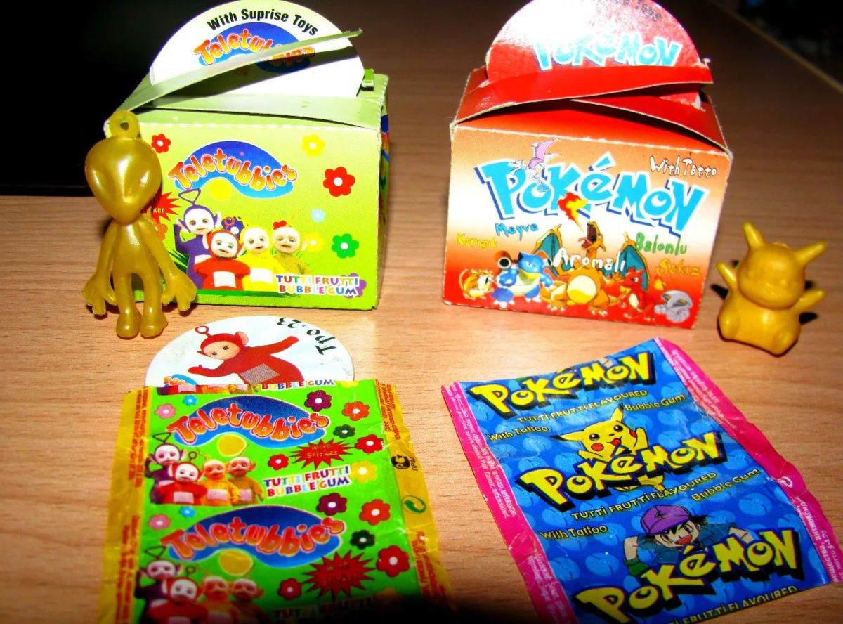 Сундучок с покемонами из 2000. Покемон коробка. Сладости из 2000-х годов. Коробочки покемон с фишками. Покемоны конфеты