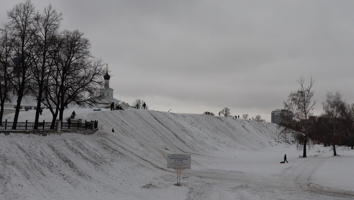 Это - остатки оборонительного вала, на котором стояли городские стены