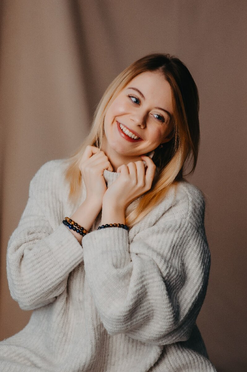 На модели браслеты с тигровым глазом в синем и коричневом цвете