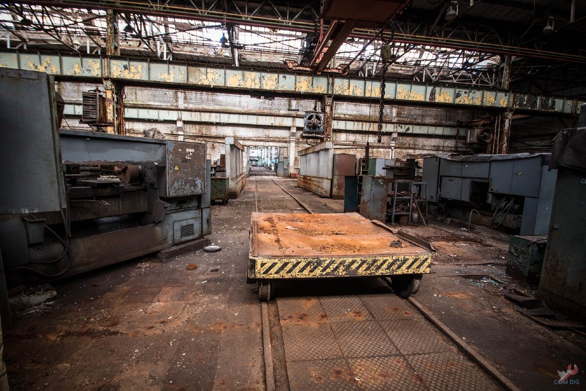 Цех полузаброшенного завода «Большевик».