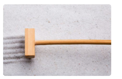 обязательная часть Дзен-садика: деревянный инструмент для приведения в порядок символа элемента "земля", как правило это песок