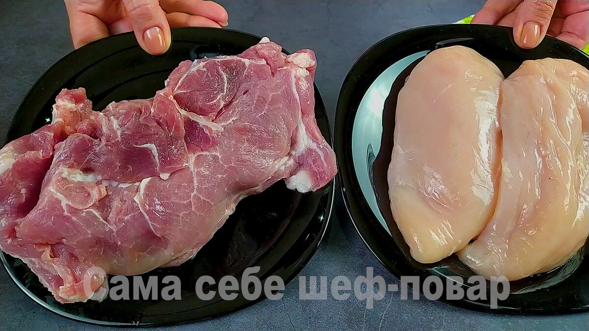 Для этих котлет я обычно беру либо чисто куриный фарш, либо смешанный: 50/50 — куриное филе и свинина.  Для одной порции будет достаточно  взять по 400-500 гр. 