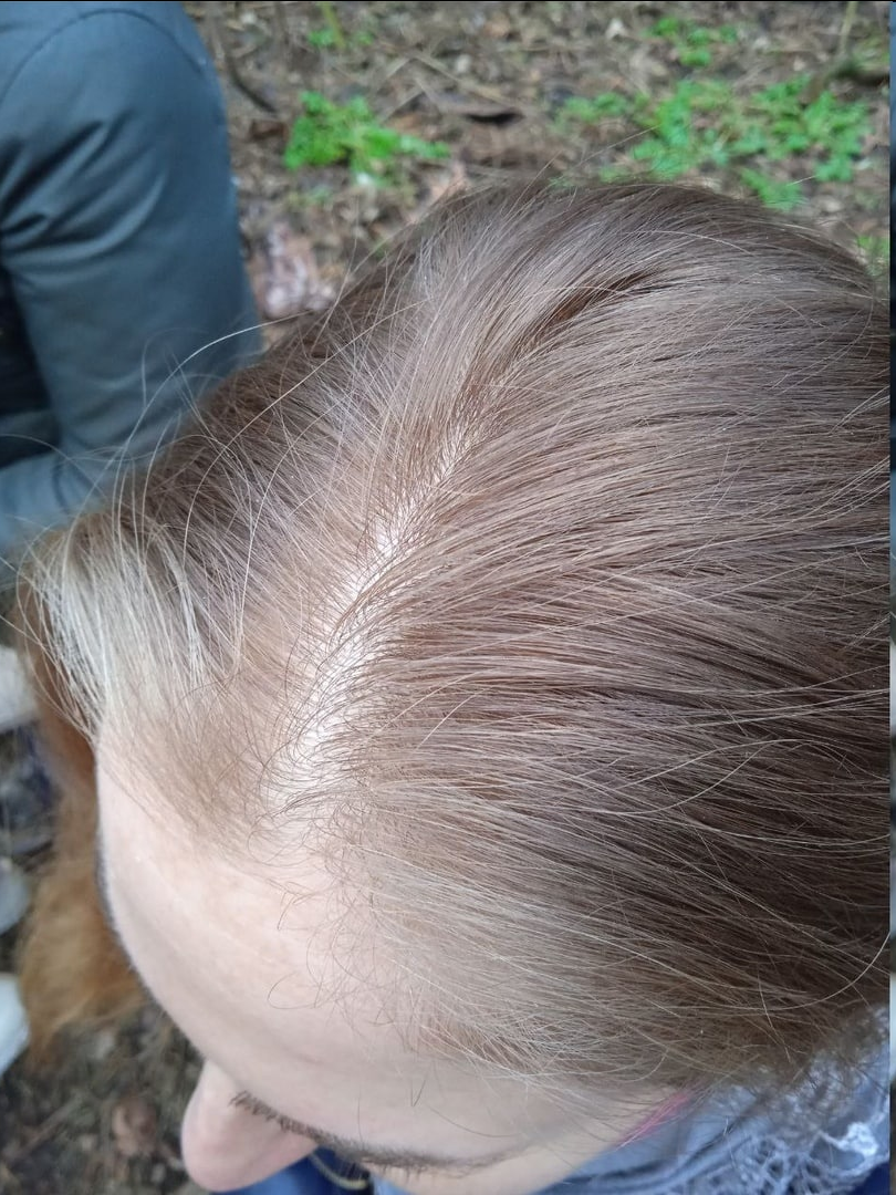 Волосы промыты полностью, но кутикула не обезвожена, так что они сохраняют естественный объем и блеск. При этом обычно сухие как солома кончики (точнее длина от ушей до кончиков) - выглядят нормально. 