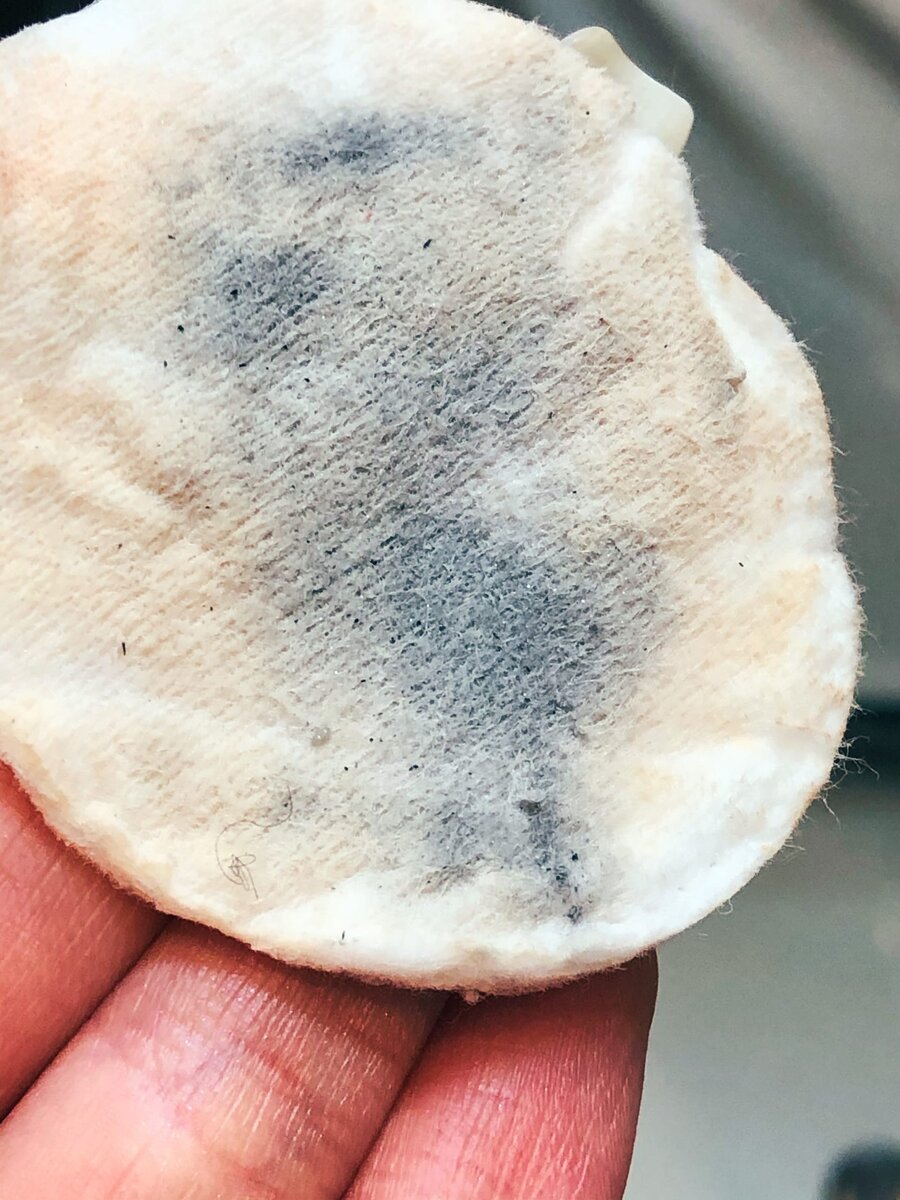 Столько грязи и косметики мицеллярная вода убрала с одного глаза!))