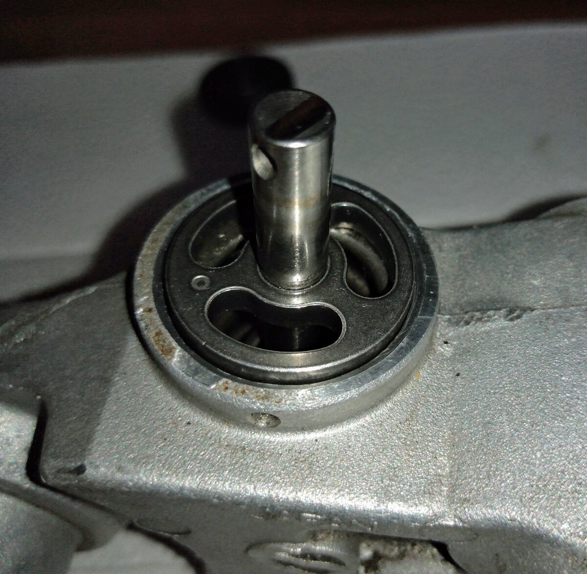 Натяжитель ГРМ Субару в разборе нового образца без сальника.