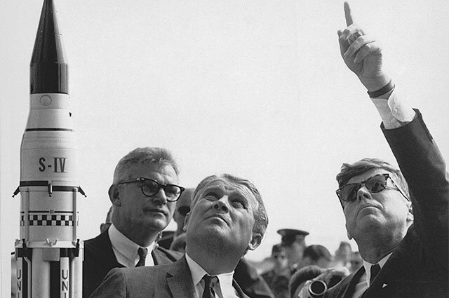 Вернер фон Браун и президент США Джон Кеннеди. Фото: www.globallookpress.com 
