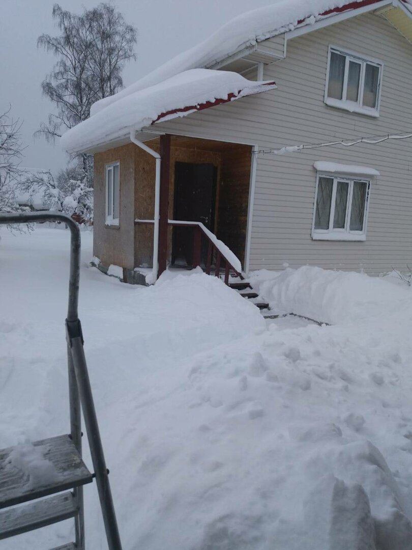 Уборка снега в снт. Дом заваленный снегом. Сугробы в СНТ. Завалило снегом. Завалило снегом в частном доме.