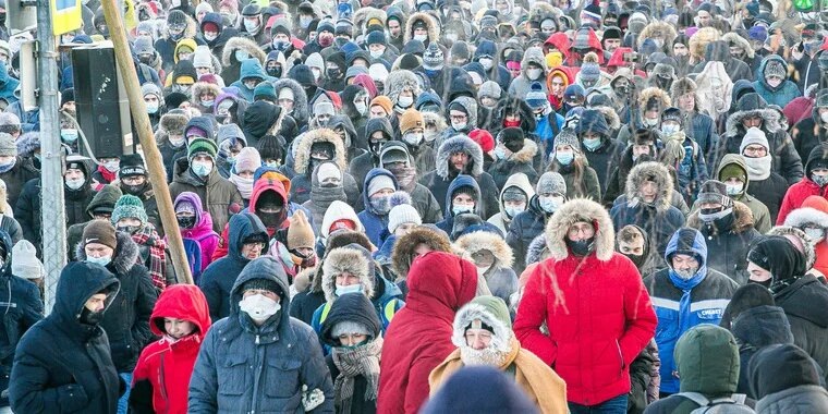 Несмотря на лютый мороз в минус 33 градуса ниже ноля в Тюмени сегодня случился настоящий День свободы. Никогда столько народу не было — ни на День города, ни в любой другой праздник. Но обо всём по порядку… На подступах к Технопарку заранее собрались автобусы и легковые автомобили правоохранителей. Около 14.00 — время, когда была запланирована акция, тюменцев собралось на площади порядка 250-300 человек. Присутствующие далеко не школьники и не студенты, большинство — до 40 лет, но и пожилых было предостаточно. Сначала все тихо и мирно стояли, прохаживались и пританцовывали, чтоб не замёрзнуть окончательно. Ни плакатов, ни выступлений ораторов замечено не было. Корреспондент PARK72.RU отыскал в толпе культового тюменского блогера, а ранее известнейшего журналиста Виктора Егорова. 
Затем толпа начала скандировать «Свободу! Свободу! Свободу!», «Свободу Навальному!» и только, когда сотрудник полиции пытался в рупор урезонить толпу, что было делом бесполезным, так как народ начинал свой речитатив, перекрикивая стража порядка: «Мы живём как нищие!». Каждую минуту людской поток всё прибывал, в толпе можно было заметить многочисленных представителей прессы. 