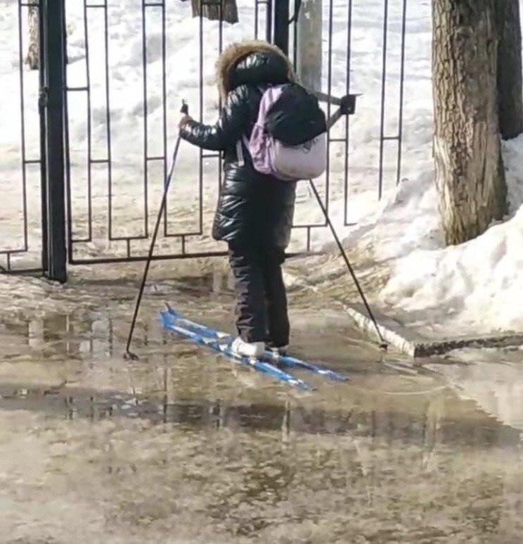 Фото из Яндекс картинок, как школьница из Перми шла на физру. У нас примерно такая же дорога и на стадионе такой же снег, но на территорию школы родителей сейчас не пускают. 