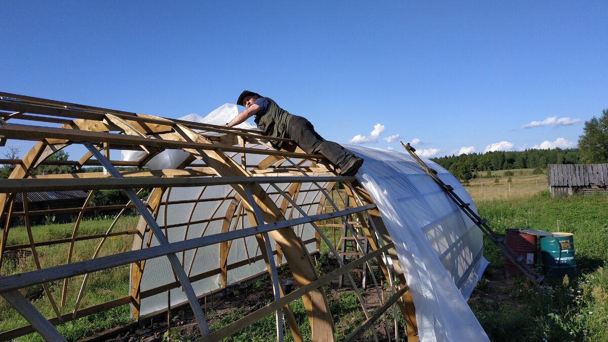 Работа на верху теплицы.