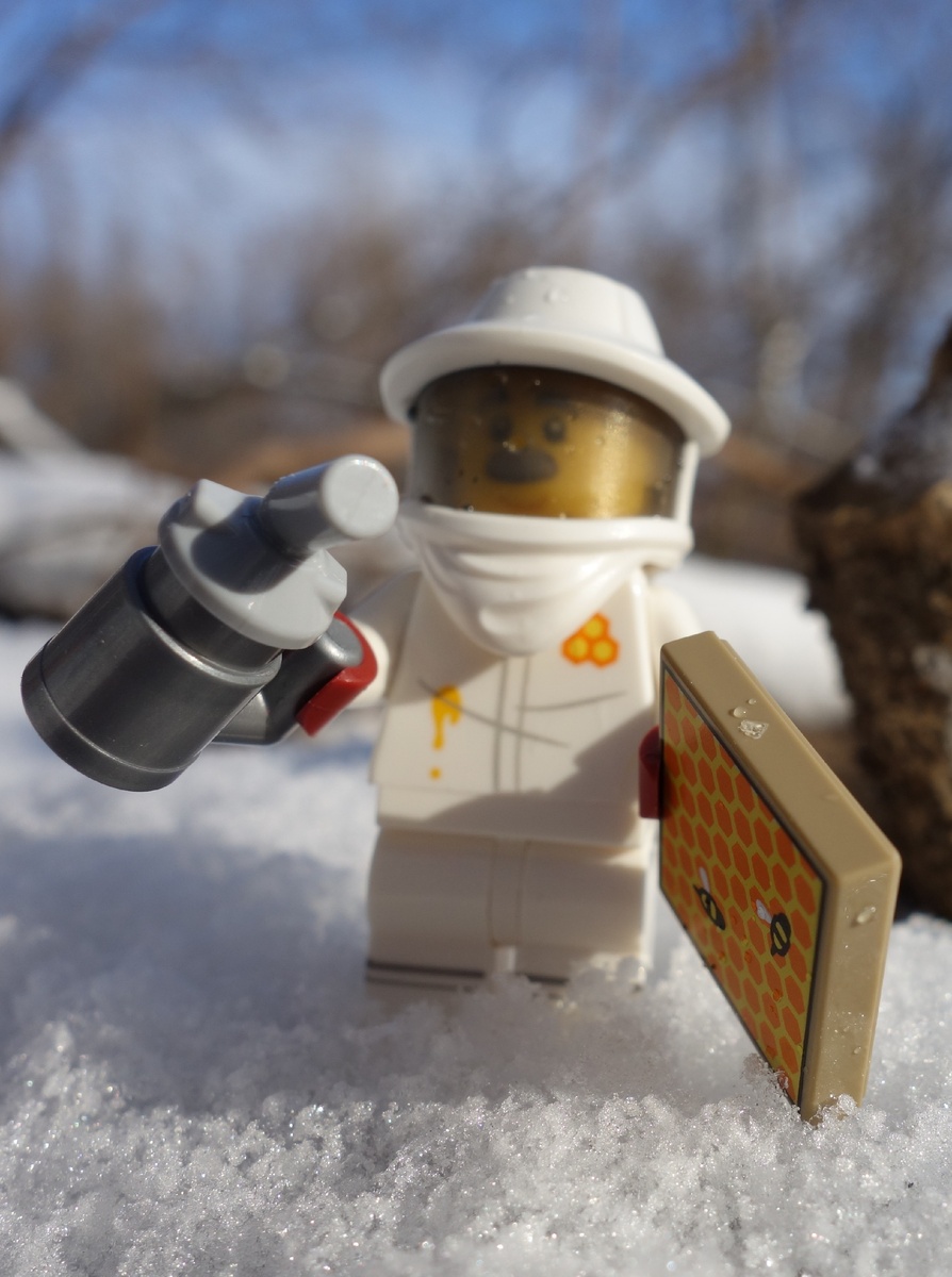 Стекло в головном уборе имеет матовое покрытие для имитации сетчатого материала.