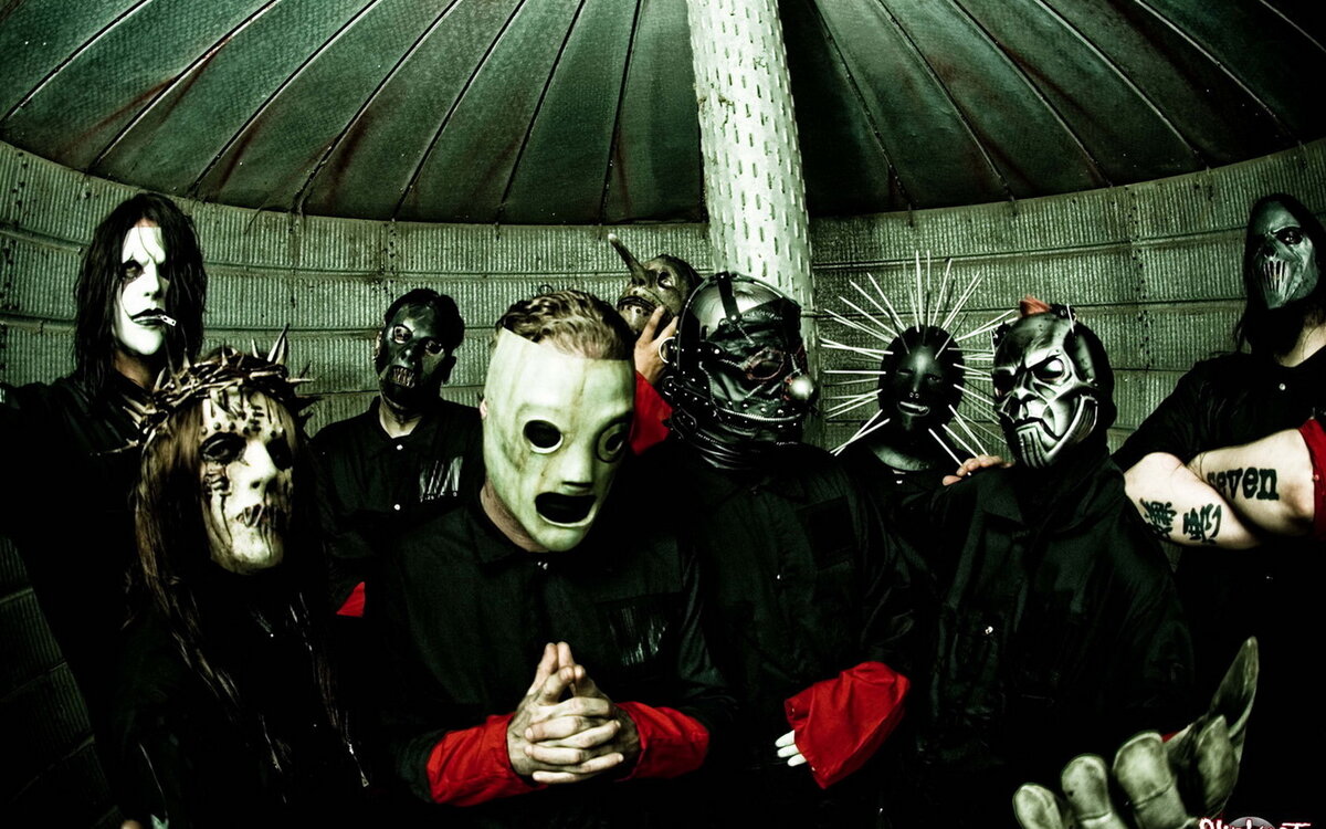 Slipknot (в переводе с англ. — «скользящий узел», «петля», «удавка») — американская ню-метал-группа, образованная в сентябре 1995 года в Айове, США. Альбомы группы получили статус платиновых, всего продано более 30 млн копий по всему миру из которых 6 миллионов в США. В 2006 году группа получила свою единственную на сегодняшний день премию «Грэмми». Коллектив известен тем, что его участники на концертах, фотосессиях и интервью носят маски и специальные комбинезоны. Маски видоизменяются с выходом нового альбома. На данный момент группа выпустила шесть студийных альбомов, включая новый We Are Not Your Kind.Тексты Slipknot, как правило, очень агрессивные; они часто касаются таких тем, как; тьма, нигилизм, гнев, мизантропия и психоз. Тексты часто содержат ненормативную лексику, особенно, в раннем этапе существования. Они ещё также часто опираются на такие темы, как музыкальная индустрия, политика, личные проблемы и размышления, среди прочих. Рик Андерсон из Allmusic сказал: «Те тексты, которые можно различить, обычно не цитируются на семейных веб-сайтах». В альбоме Vol. 3: (The Subliminal Verses) Тейлор намеренно избегал использования ненормативной лексики в текстах песен в ответ на утверждения, что он опирался на неё.