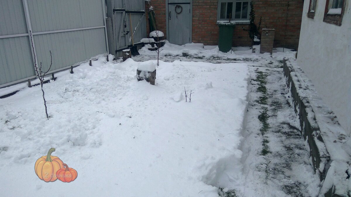 Очистил от снега отмостку вокруг дома, надеюсь так меньше воды под дом натечет. (Листайте➡)