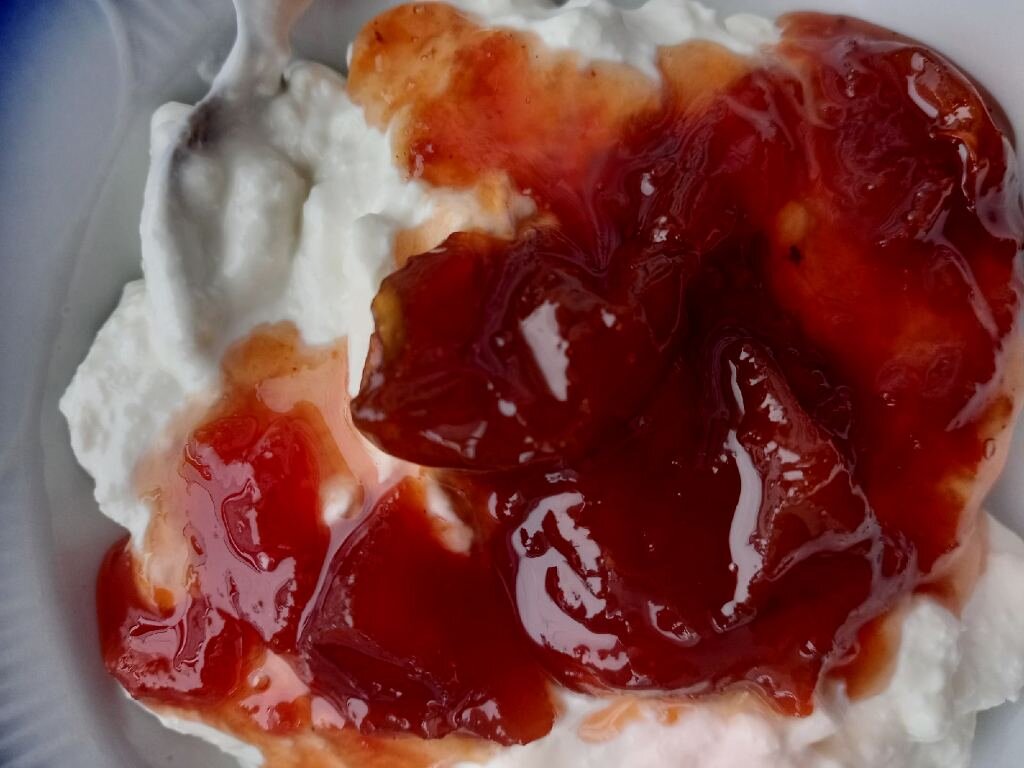 На фото: творог нежный с грушево-сливовым вареньем