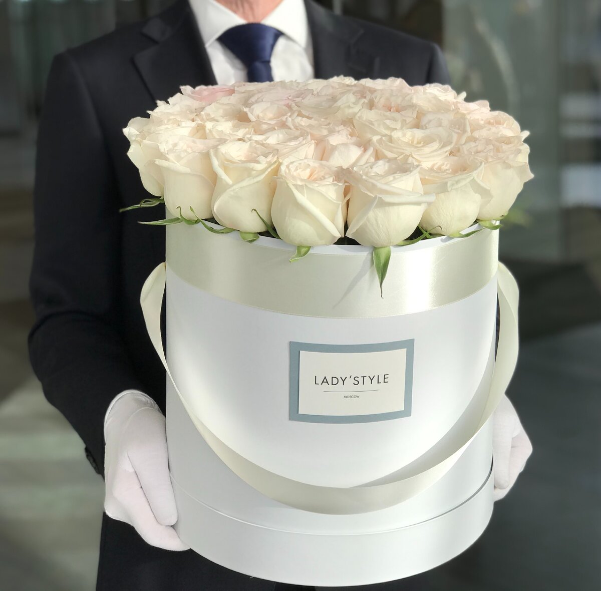 Ароматная пионовидная роза сорта White O`Hara в шляпной коробке из коллекции LADY`STYLE