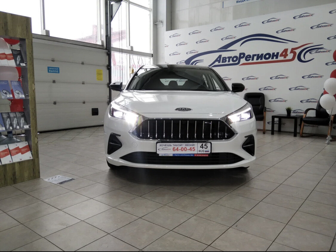 И правда, новый JAC J7 очень похож на Skoda Octavia A8. Что удивительно - какую бы комплектацию вы не взяли, везде будут светодиодные фары вкруг, а уже начиная с Comfort - с "новомодной" функцией Follow Me, фары отключатся чуть позже, чем вы закроете автомобиль.