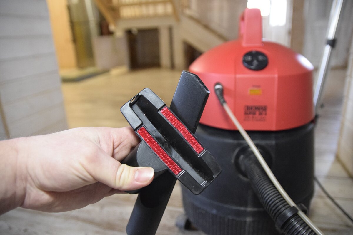 В комплекте 4 насадки, обычная, для окон, для щелей, для мокрой уборки. 