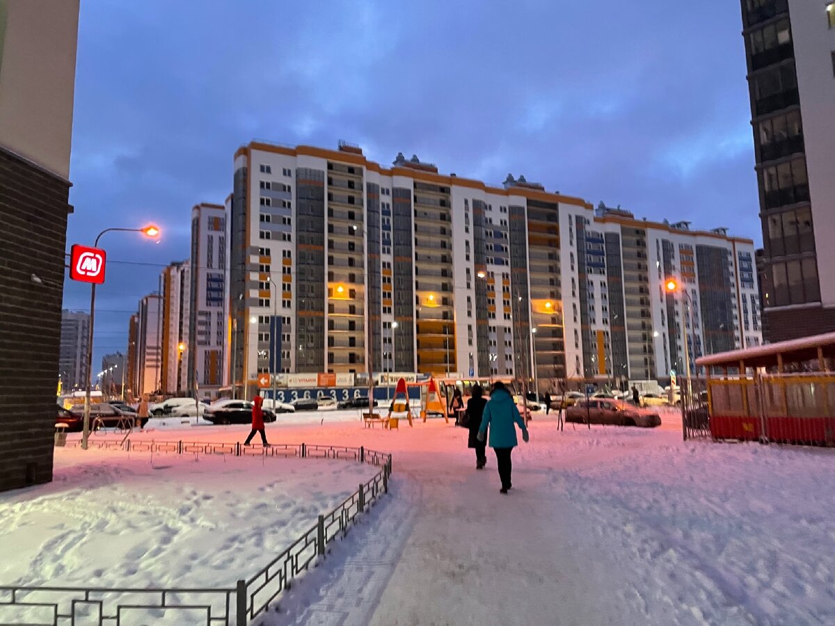 Люди выходят на работу из одинаковых домов