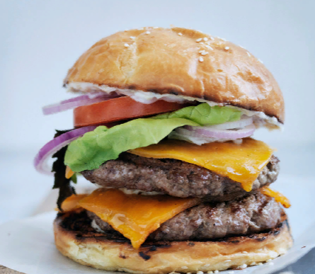 Смешайте майонез с кунжутом,в отдельной посуде  1-Намажьте маслом порезанные  булочки для гамбургера ,поджарьте их на сковороде гриль до образования корочки.
2-Посыпьте котлеты специями,обжарьте  на сковороде гриль с обеих сторон, в течение 2 минут,сверху положите ломтик сыра,жарьте до расплавления сыра
3-Положите по 2 готовых котлеты с сыром на каждую булочку.Сверху положите листья салата, помидор и лук.Выложите сверху половинок булочек заготовленный майонез с кунжутом ,закройте котлеты и подавайте на стол!