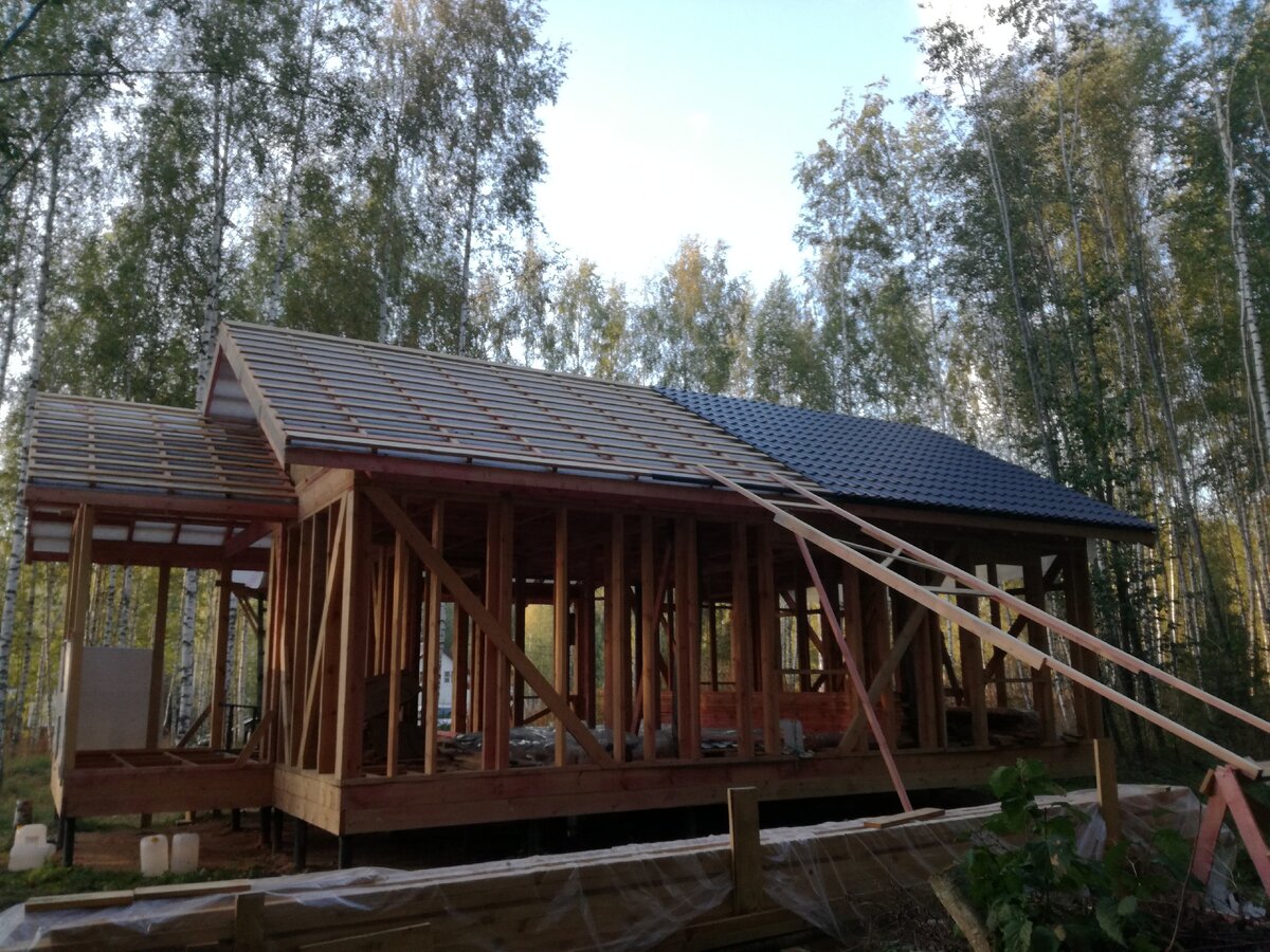 С такими направляющими проще поднимать листы на крышу, не повредив их