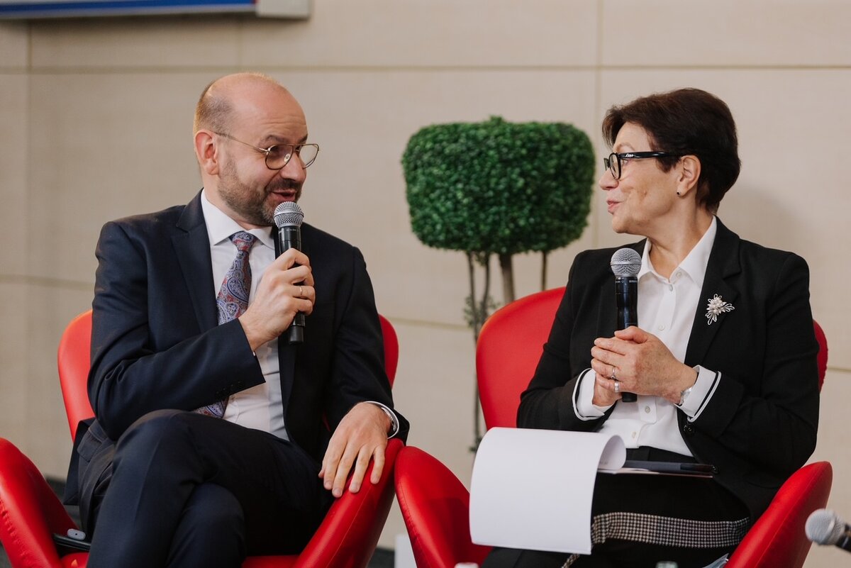 д.м.н., профессор, зав. кафедрой общей и клинической фармакологии РУДН, заместитель главного врача по терапии ГКБ №24 ДЗМ С.К. Зырянов (слева) и зав. кафедрой аллергологии и иммунологии РМАНПО, проф. Ненашева Н.М. (справа)