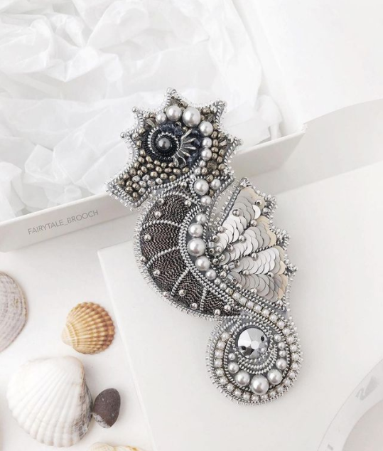 Пример дизайнерской броши. Автор: https://www.instagram.com/fairytale_brooch/