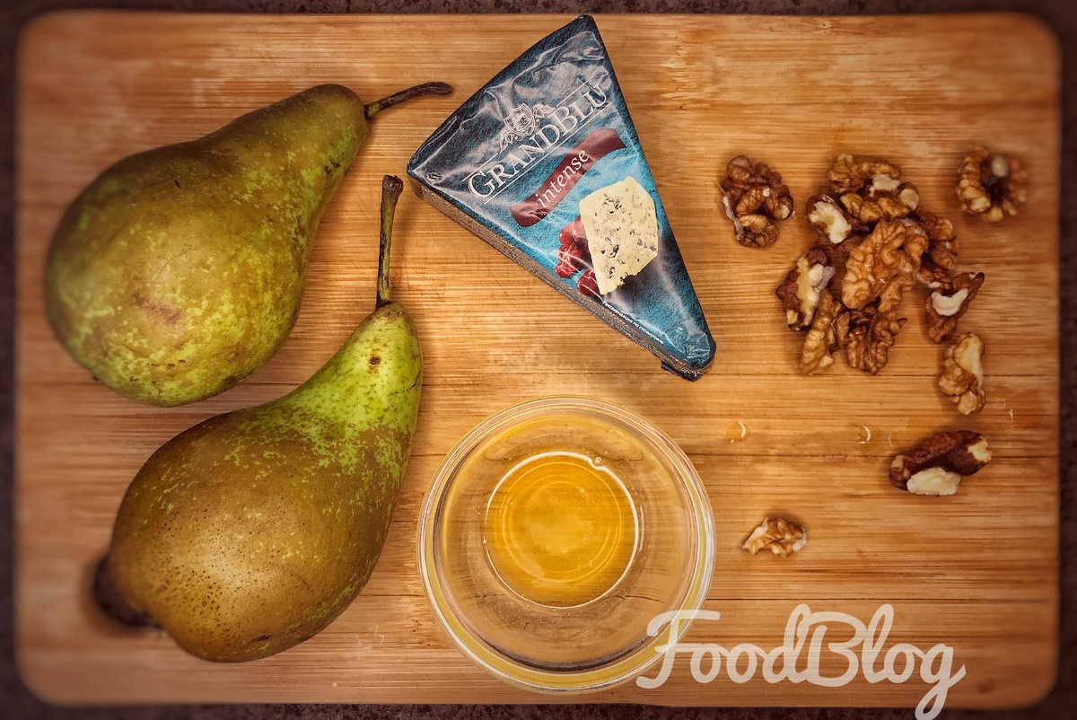 Запечённая груша с сыром, грецким орехом и мёдом!
