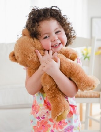 Елена протянула девочке пакет с домашней выпечкой. Малышка тотчас схватила их и стала с жадностью откусывать. Глотала, не успевала до конца прожевать. Потом хваталась рукой за горло. ⁃ Запей, не давись, - нарушил тишину женский голос, - не спеши. Наша героиня протянула ей горячий шоколад. 
 ⁃ Девочка, ты чья? - наконец, решилась задать вопрос женщина, - где папа и мама? В её изумрудных глазах застыло удивление. 
 ⁃ Молчи, - мгновенно прервал её Алексей, - дай поесть. Видишь-голодная. Как дикий волчонок, на кусок накидывается. Двое взрослых затихли. 