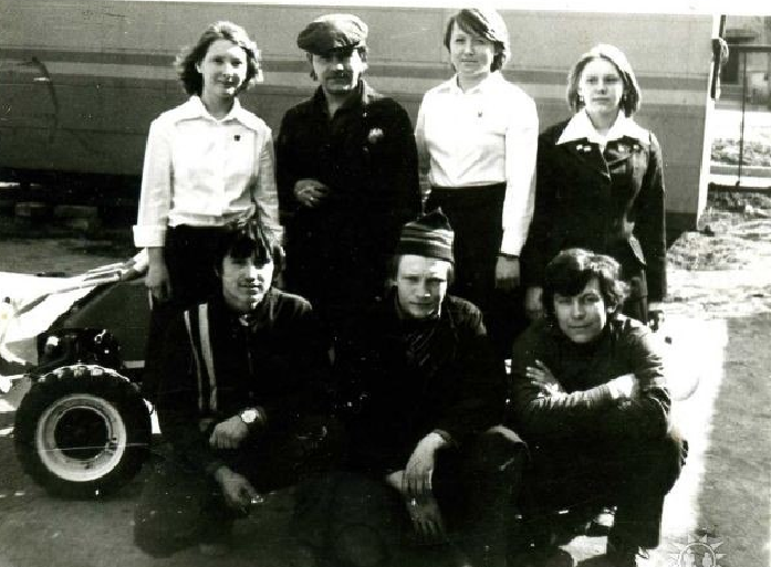 Сергея здесь нет.  Вообще то здесь три Сергея, между двумя Татьянами стоит Сергей Петрович.  Галка стоит рядом с Танюхой. Впереди по центру Сергк=ей Товстецкий, перед Галкой Сергей Озеров. А вот третий парнишка вроде Славка. А за спинами багги.