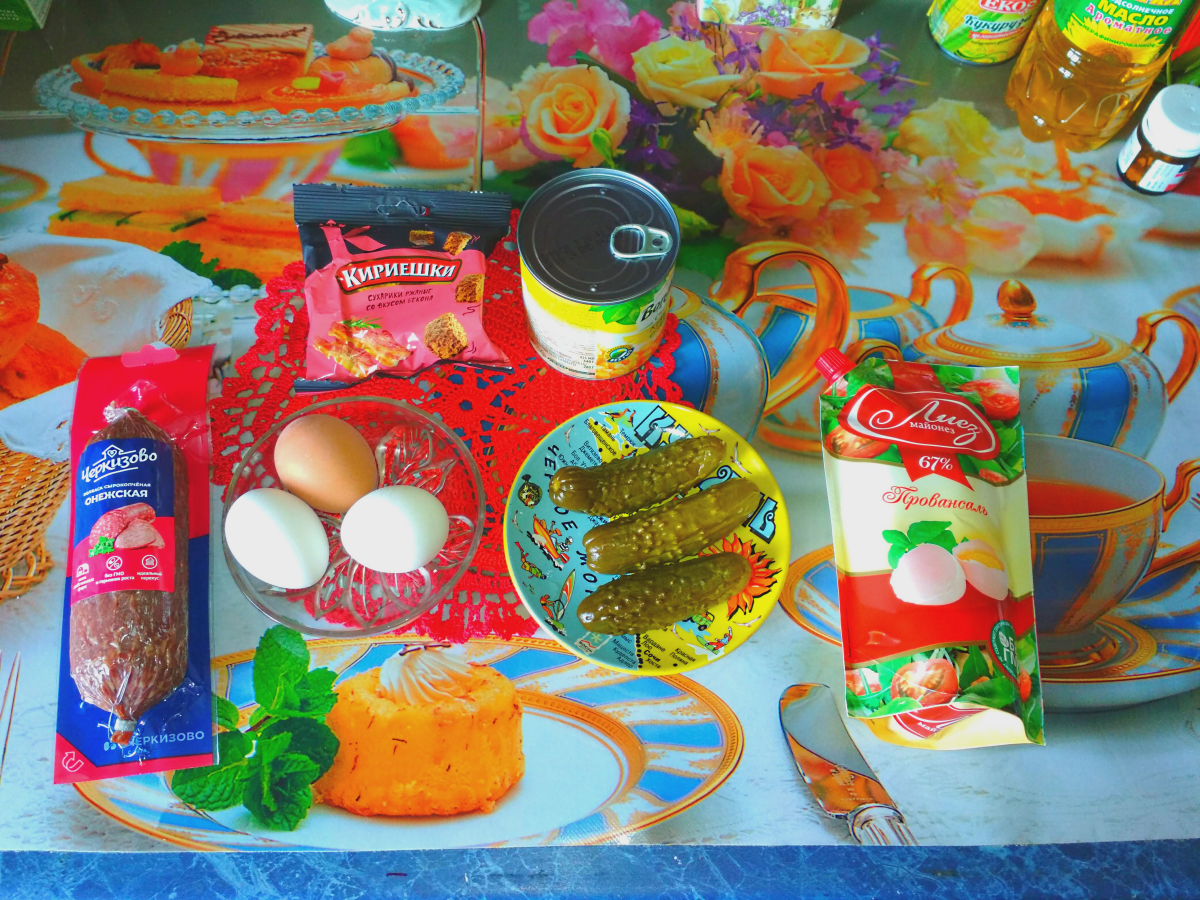 Продукты, необходимые для салата из кукурузы с сухариками и колбасой