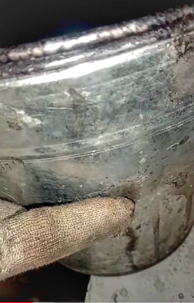 чуть меньше половины из этого ведра текло из трубы дымохода