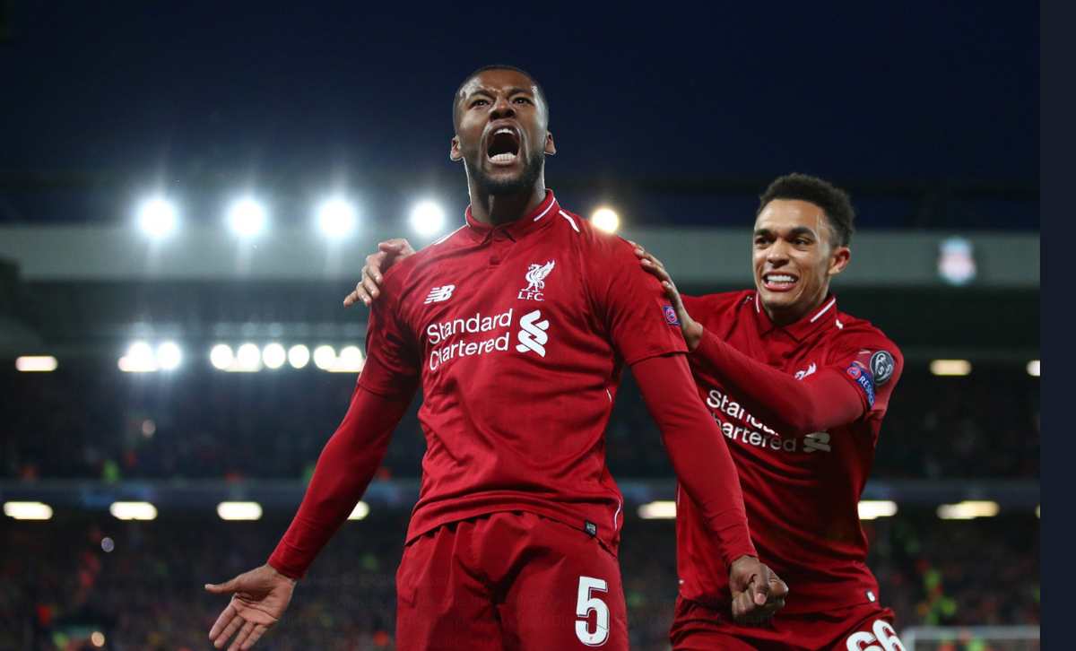 Вейналдум и Трент Александр-Арнольд празднуют гол.