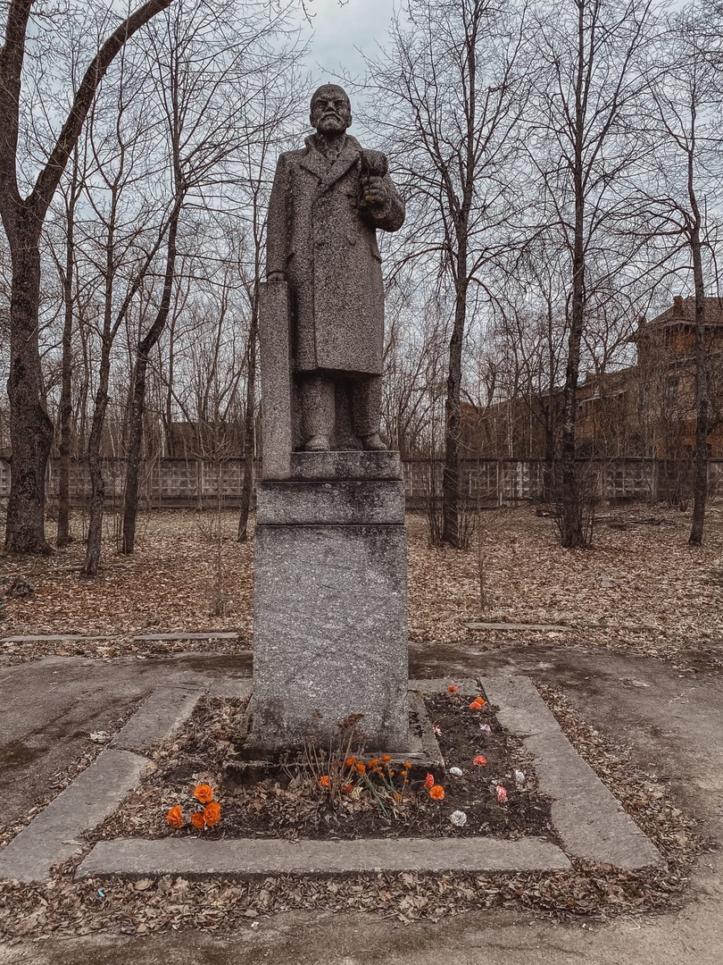 Владимир Ильич стоит прямо по соседству с бывшим заводом.