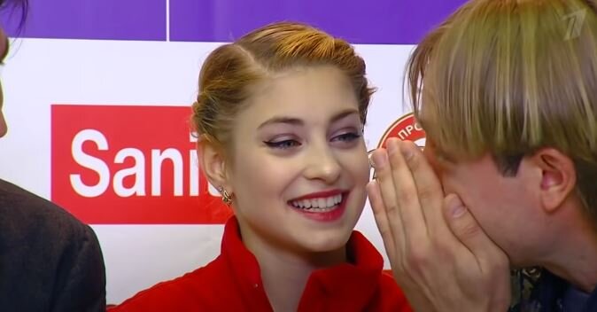 Алена Косторная и тренерский штаб "Ангелов Плющенко" в ожидании оценок. Четвертый этап кубка России по фигурному катанию 20220/2021. Источник фото: YouTube канал Первого канала.