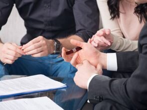 Понятие совместной собственности предполагает владение имуществом несколькими гражданами без определения доли каждого из собственников. Следовательно, распорядиться таким имуществом возможно только при наличии согласия всех совладельцев.