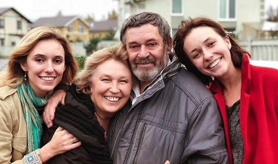 Светлана с сестрой и родителями