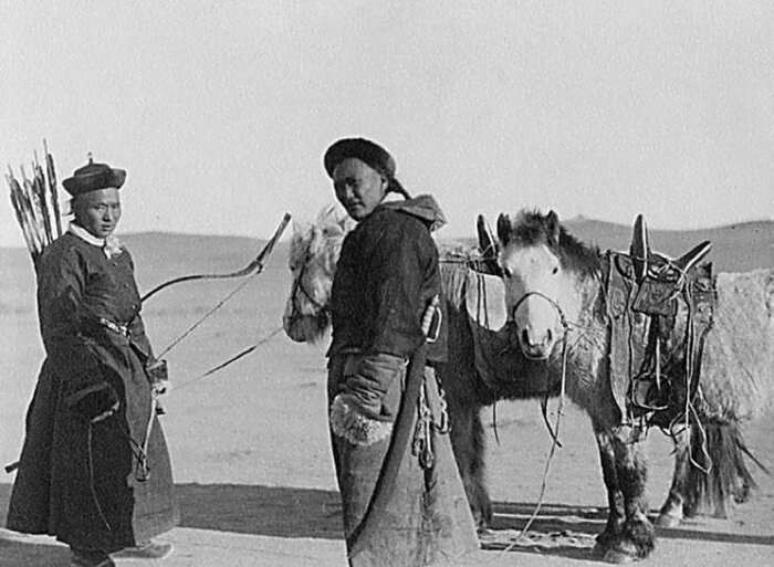 Положение меча, как и сабли, при ношении может быть разным. В основном носят оружие в диагональном или горизонтальном подвесе на поясе на бедре с левой стороны. Только римляне носили с правой стороны. Китайцы практиковали иногда и другой способ ношения – за спиной. Был еще один вариант – на поясе, когда эфес повернут назад. Эта манера встречалась у восточных народов – маньчжуров, тунгусов, монголов, изредка у алтайцев и китайцев.