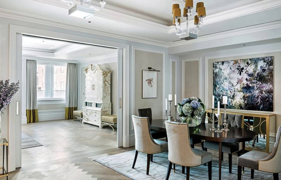 Широкий проем между столовой и гостиной