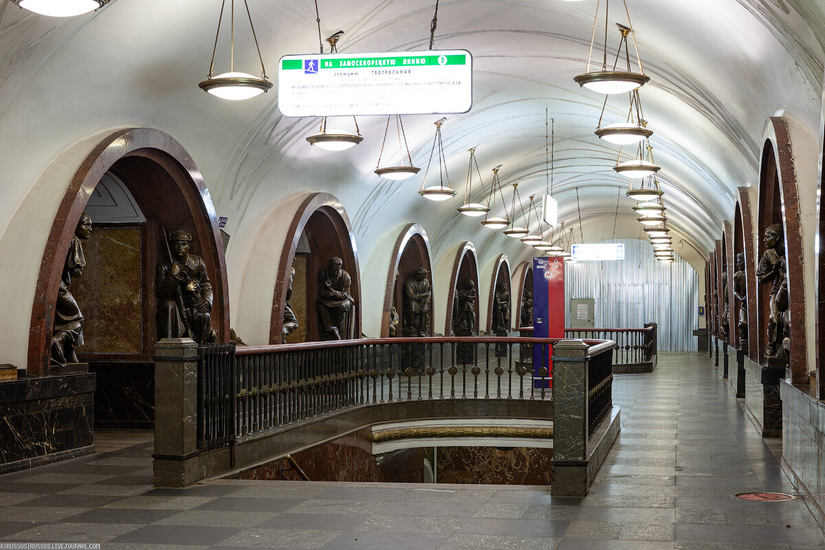 Станция площадь. Площадь революции станция метро Москва. Площадь революции станция метро Арбатско-Покровская линия. Вестибюль метро площадь революции. Вестибюль станции метро площадь революции.