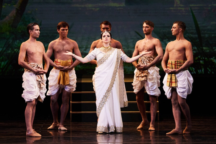 Лакме - Ольга Пудова и артисты балета. Фото с сайта Мариинского театра